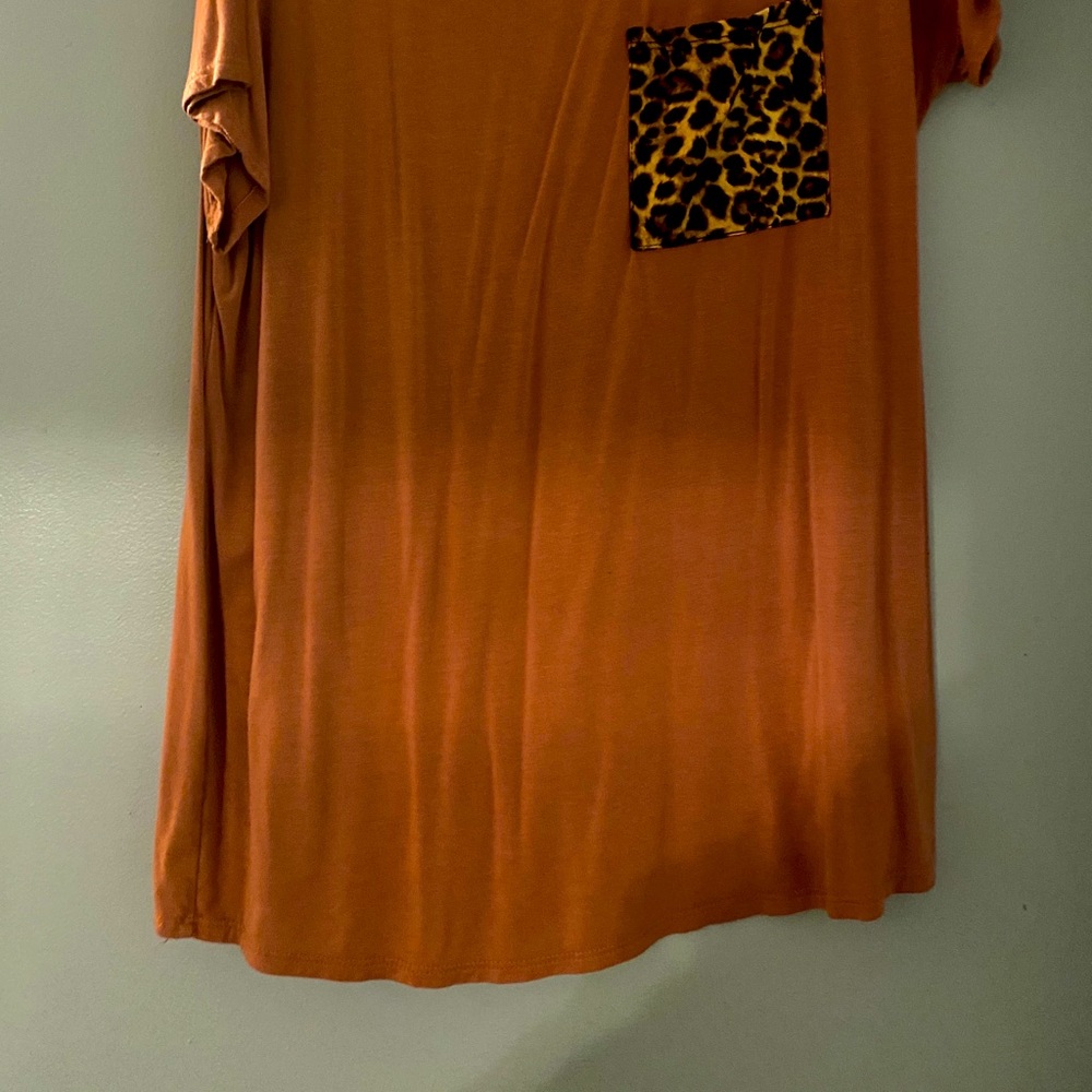 Rust Leopard pocket tee - Picture 2 of 2
